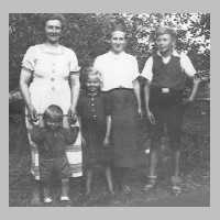 048-0016 Frau Johanna Jurr mit ihren Kindern Konrad, Edith ,Gerhard und dem Pflichtjahrmaedchen im Jahre 1940 .jpg